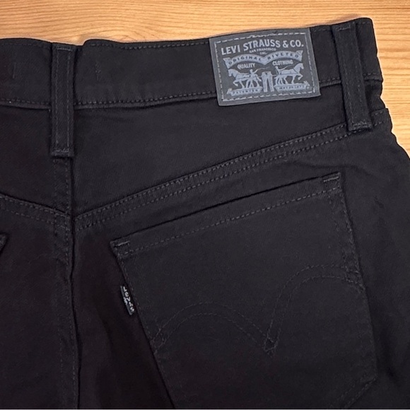 Levi’s | Mid Length Black Denim Shorts - Picture 3 of 6